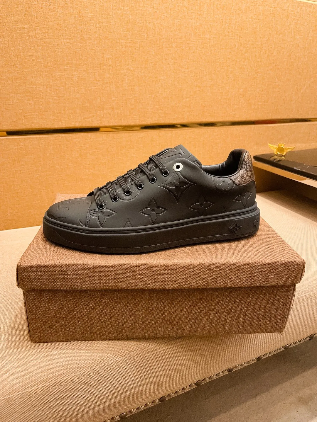 🚘🚘Factory batch 380💰[LV]🔥 Louis Vuitton high-end men's shoes brand official website 1:1 latest masterpiece: the upper is made of first-layer cowhide imported from Italy with a comfortable and breathable lining➕original non-slip and wear-resistant outsole🔥, making walking more convenient and comfortable! An exclusive new model, a stunning work, a beautiful 1:1 replica [color] compared to the official quality! Create a fashionable personality to set off your uniqueness! A must-have for trendy men! Classic 🔥Size: 38-44 Color: 🔥 2⃣️colors available🔥.